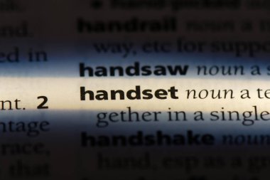 yakışıklı bir sözlük tek kelimeyle. cep telefonu konsepti.