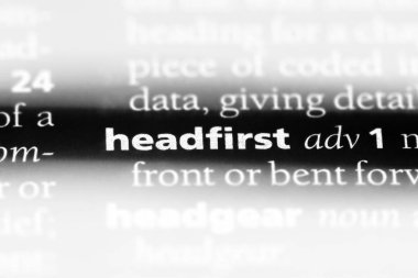 bir sözlüğü'ndeki davranarak sözcüğü. davranarak kavramı.