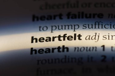 bir sözlüğü'ndeki içten sözcüğü. içten kavramı.