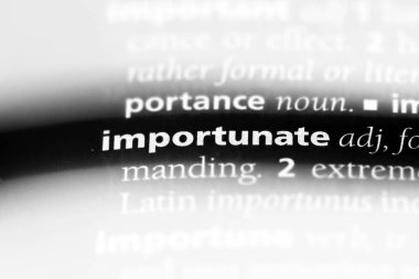 ısrarla tek kelimeyle bir sözlük. ısrarla kavramı.