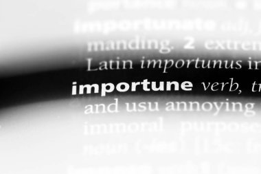 bir sözlüğü'ndeki sözcüğü importune. importune kavramı.