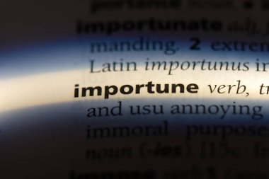 bir sözlüğü'ndeki sözcüğü importune. importune kavramı.