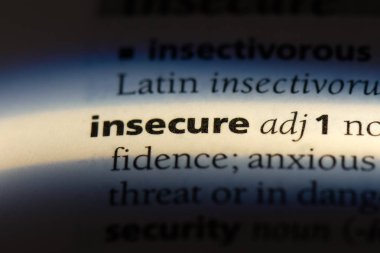 bir sözlüğü'ndeki güvensiz sözcüğü. güvensiz kavramı.