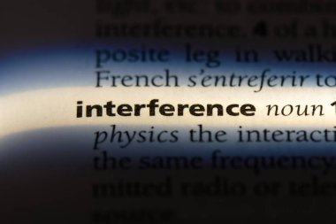 bir sözlüğü'ndeki parazit sözcüğü. müdahale kavramı.