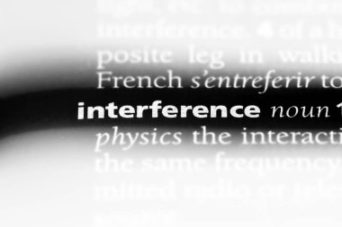 bir sözlüğü'ndeki parazit sözcüğü. müdahale kavramı.