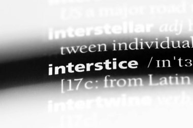 interstice sözcük sözlüğe. interstice kavramı.