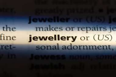 bir sözlüğü'ndeki mücevher sözcüğü. Mücevherat ve mucevherler kavramı.