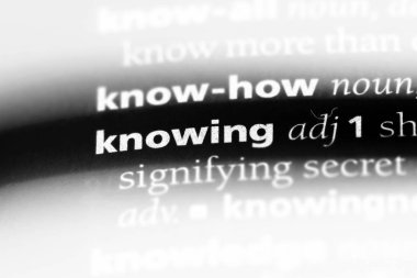 bir sözlüğü'ndeki sözcüğü bilerek. kavramı bilmek.