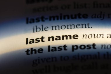 bir sözlüğü'ndeki sözcüğü soyadı. Son isim kavram.