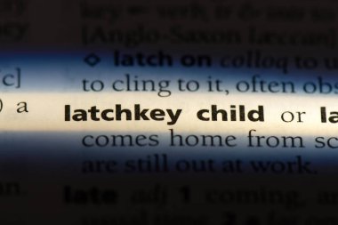 latchkey çocuk Word'de bir sözlük. latchkey çocuk kavramı.