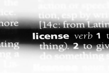 bir sözlüğü'ndeki lisans sözcüğü. Lisans kavramı.