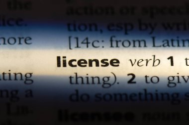 bir sözlüğü'ndeki lisans sözcüğü. Lisans kavramı.