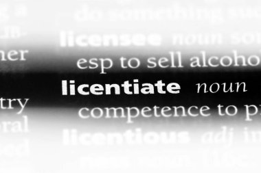 bir sözlüğü'ndeki öğrenimini tamamlamış kimse sözcüğü. öğrenimini tamamlamış kimse kavramı.