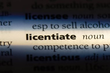 bir sözlüğü'ndeki öğrenimini tamamlamış kimse sözcüğü. öğrenimini tamamlamış kimse kavramı.