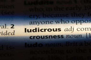 bir sözlüğü'ndeki gülünç sözcüğü. gülünç kavramı.