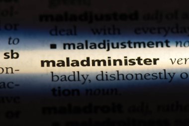 bir sözlüğü'ndeki sözcüğü maladminister. kavram maladminister.