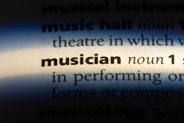 bir sözlüğü'ndeki müzisyen sözcüğü. müzisyen kavramı.
