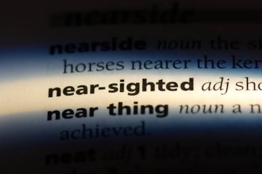 bir sözlüğü'ndeki yakın görüşlü sözcüğü. yakın görüşlü kavramı.