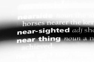 bir sözlüğü'ndeki yakın görüşlü sözcüğü. yakın görüşlü kavramı.