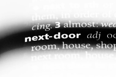 Yandaki tek kelimeyle bir sözlük. kapı kavramı.