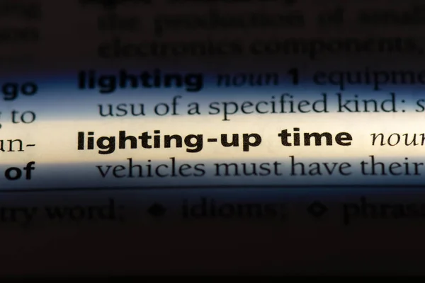 時間単語を辞書でライトアップ 時間の概念を照明 — ストック写真