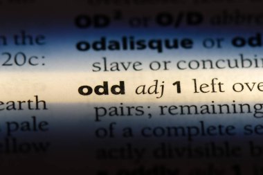 Tek kelimeyle bir sözlük. tuhaf kavramı.