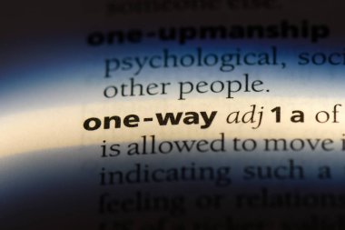 bir sözlüğü'ndeki tek yönlü sözcüğü. Tek yön kavramı.