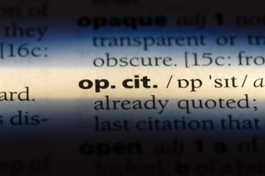 Kelime sözlükte yer alır. op cit konsepti.