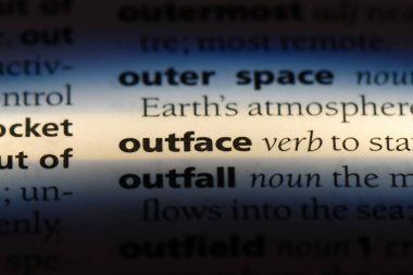 bir sözlüğü'ndeki sözcüğü outface. kavram outface.