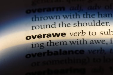 bir sözlüğü'ndeki sözcüğü overawe. kavram overawe.