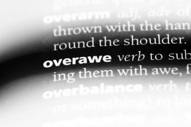 bir sözlüğü'ndeki sözcüğü overawe. kavram overawe.