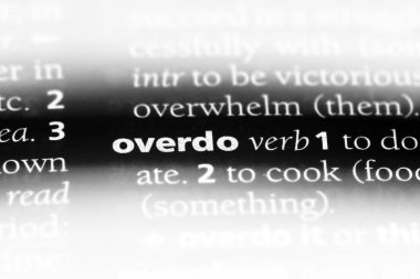 bir sözlüğü'ndeki sözcüğü abartmak. kavram aşırıya.