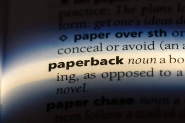 karton kapaklı tek kelimeyle bir sözlük. kağıt kapaklı kitap kavramı.