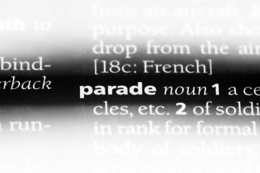 bir sözlüğü'ndeki geçit sözcüğü. geçit töreni kavramı.