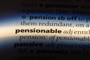 pensionable tek kelimeyle bir sözlük. pensionable kavramı.