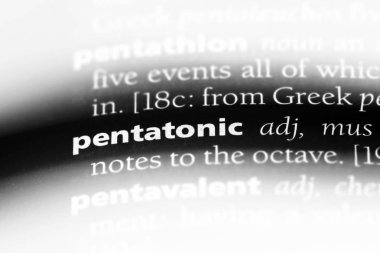 bir sözlüğü'ndeki Pentatonik sözcüğü. Pentatonik kavramı.