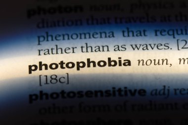 bir sözlüğü'ndeki fotofobi sözcüğü. fotofobi kavramı.