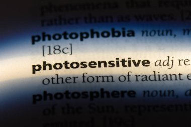 ışığa duyarlı tek kelimeyle bir sözlük. ışığa duyarlı kavramı.