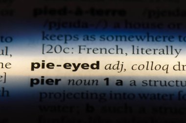 bir sözlüğü'ndeki gözlü pasta sözcüğü. gözlü pasta kavramı.