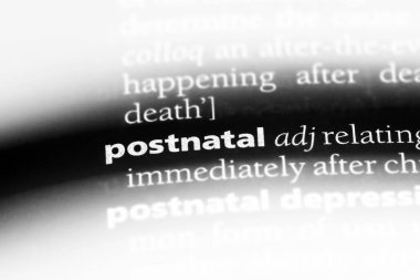 Doğum sonrası kelime sözlüğe. postnatal kavramı.