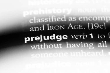 bir sözlüğü'ndeki sözcüğü önyargılı. kavramı önyargılı.