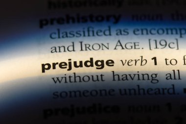 bir sözlüğü'ndeki sözcüğü önyargılı. kavramı önyargılı.