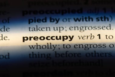 bir sözlüğü'ndeki sözcüğü oyalamam. kavramı meşgul.