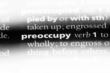 bir sözlüğü'ndeki sözcüğü oyalamam. kavramı meşgul.