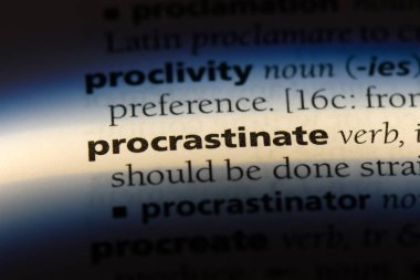 bir sözlüğü'ndeki sözcüğü ertelemek. kavram ertelemek.