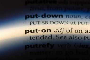 bir sözlüğü'ndeki sözcüğü koymak. konsepti üzerine koymak.