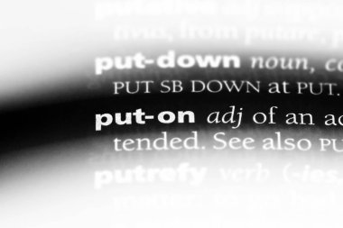 bir sözlüğü'ndeki sözcüğü koymak. konsepti üzerine koymak.