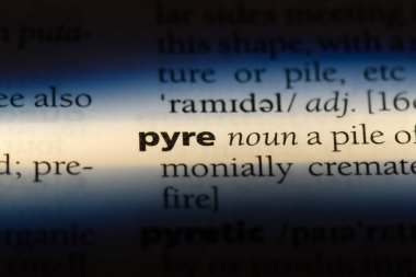 bir sözlüğü'ndeki ateşinde sözcüğü. odun yığını kavramı.