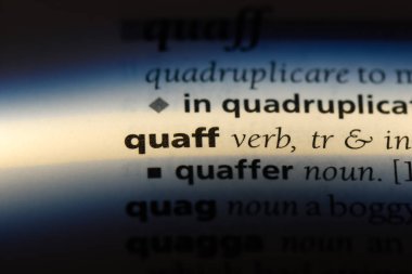 bir sözlüğü'ndeki sözcüğü quaff. kavram quaff.