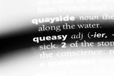 Kusacak gibi tek kelimeyle bir sözlük. Kusacak kavramı.